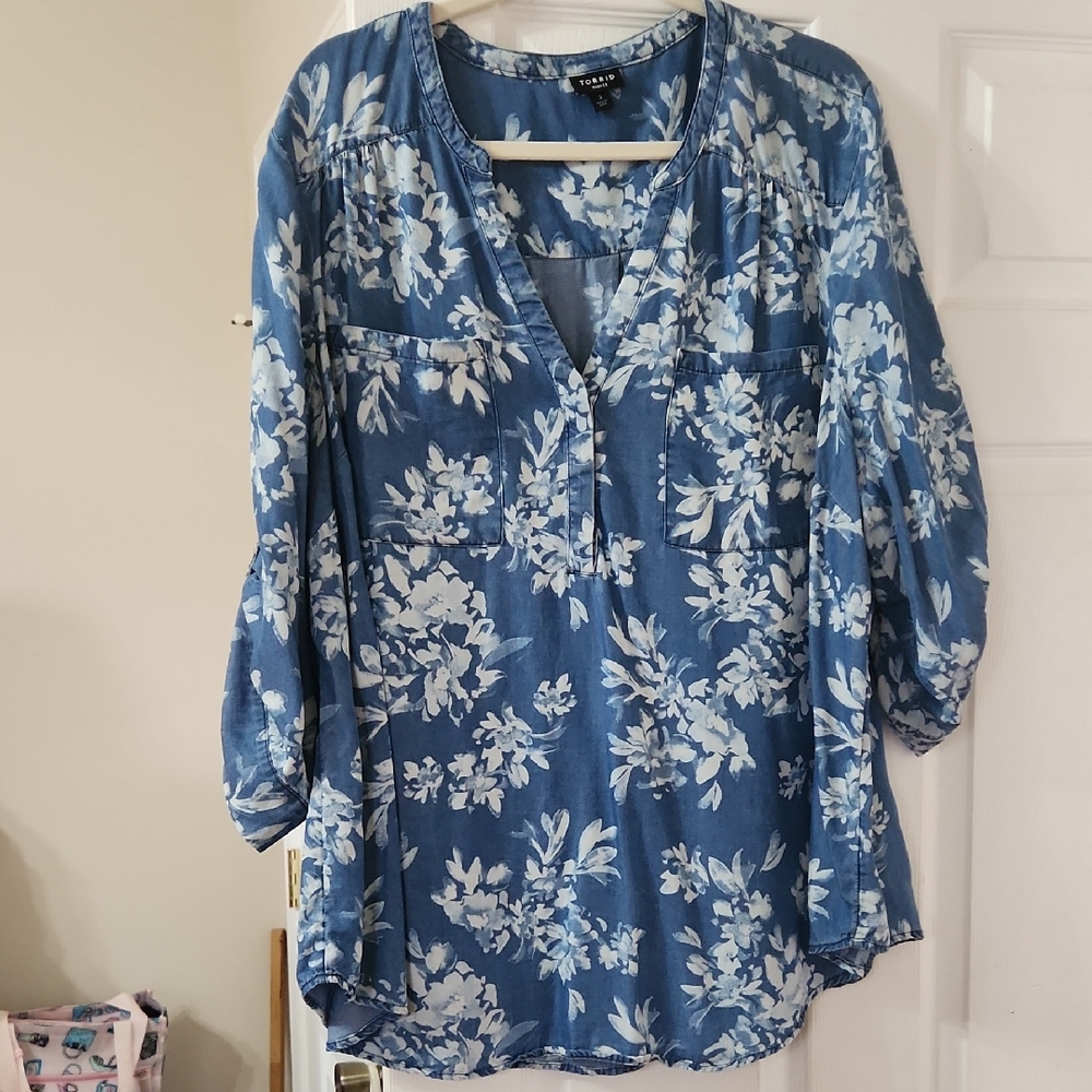 torrid Blue & White Floral V-Neck Tunic Blouse Never Worn